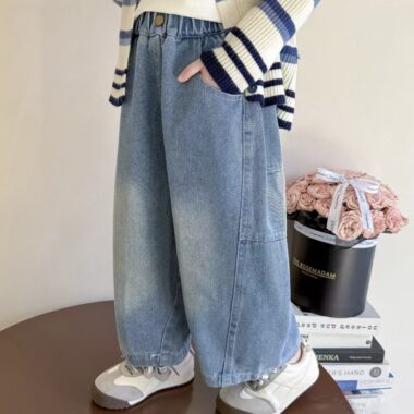Soft wide-leg children jeans for spring and autumn wear