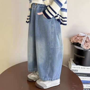 Soft wide-leg children jeans for spring and autumn wear