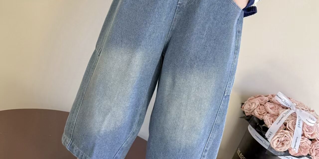Soft wide-leg children jeans for spring and autumn wear