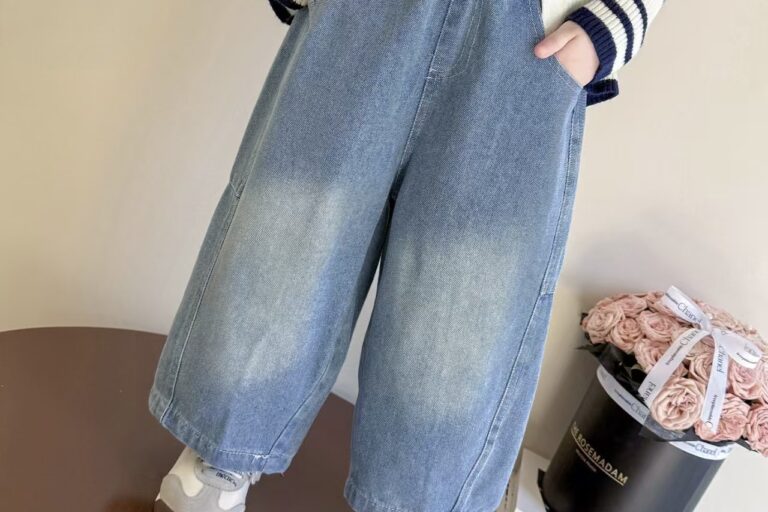 Soft wide-leg children jeans for spring and autumn wear