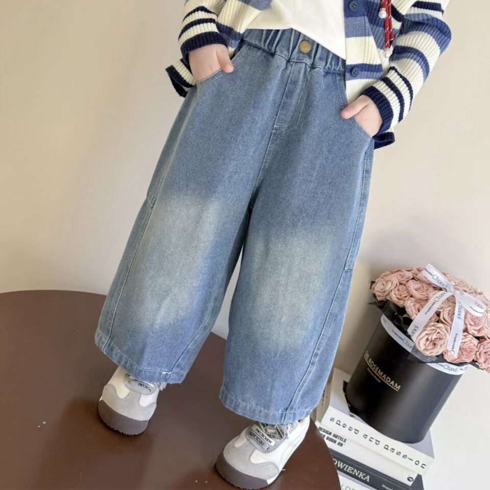 Soft wide-leg children jeans for spring and autumn wear