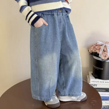 Soft wide-leg children jeans for spring and autumn wear