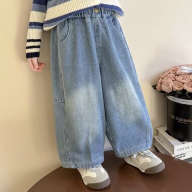 Soft wide-leg children jeans for spring and autumn wear